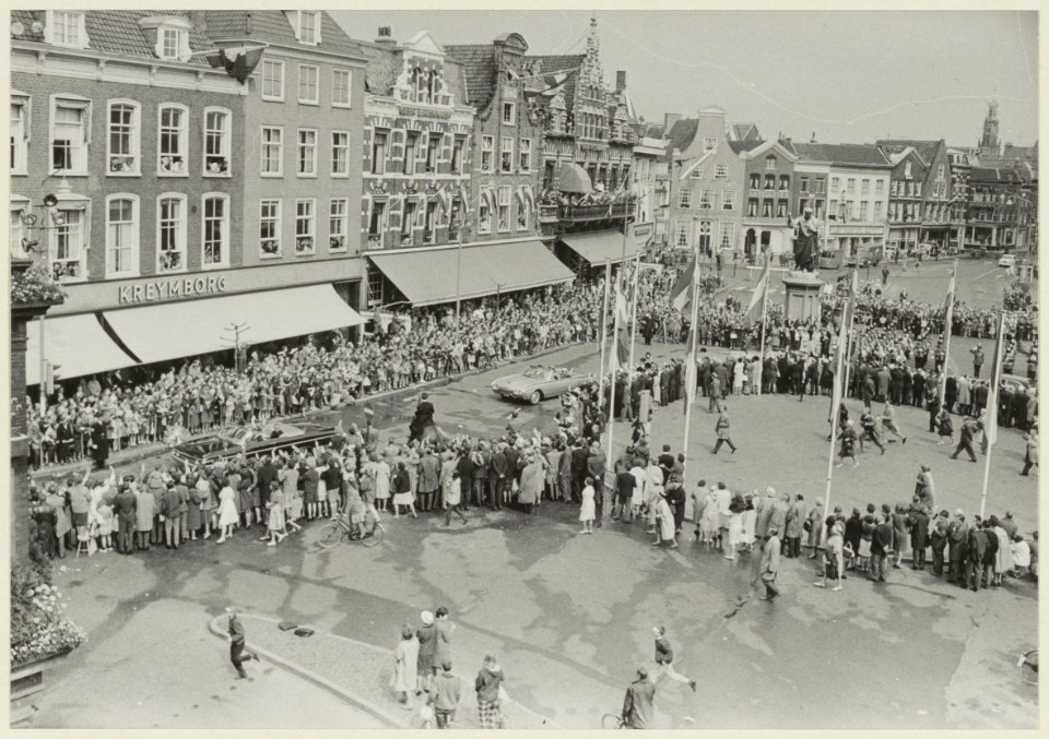 Koninklijk bezoek aan Haarlem Grote markt met de open auto en veel publiek. NL-HlmNHA 54004423
