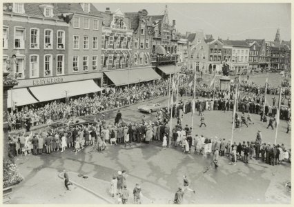 Koninklijk bezoek aan Haarlem Grote markt met de open auto en veel publiek. NL-HlmNHA 54004423