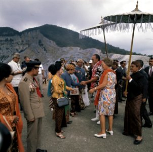 Koningin Juliana en prins Bernhard bij de vulkaan Tangkuban Perahu bij Bandung, Bestanddeelnr 254-9042