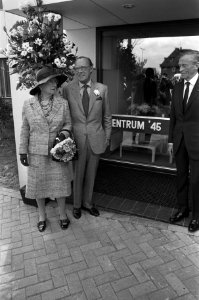 Koningin Juliana en prins Bernhard bij opening Centrum 45 te Oegstgeest, Bestanddeelnr 926-4130