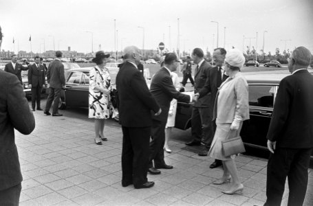 Koningin Juliana en prins Bernhard bij aankomst bij het RAI Congrescentrum. Op …, Bestanddeelnr 920-4303