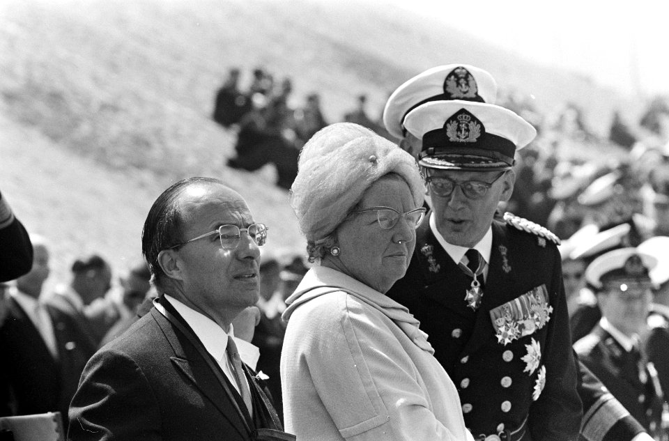 Koningin Juliana en links premier Cals, Bestanddeelnr 919-2467