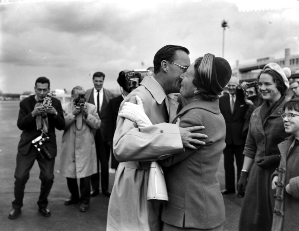 Koningin Juliana en prins Bernhard begroeten elkaar, Bestanddeelnr 910-7964