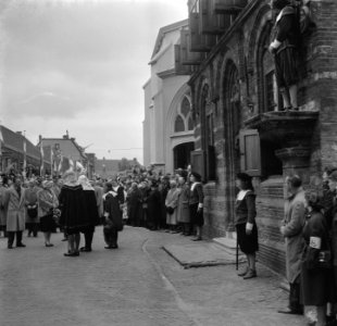 Koningin Juliana en Prins Bernhard bezoeken Kaasmarkt Woerden, Bestanddeelnr 906-4739