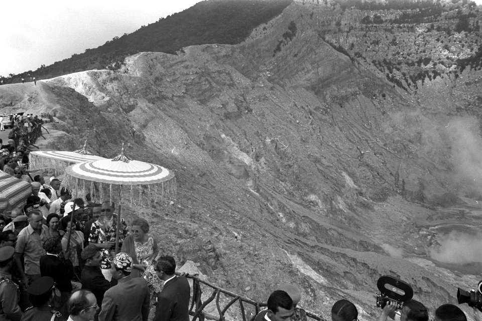 Koningin Juliana en prins Bernhard bij de vulkaan Tangkuban Perahu bij Bandung, Bestanddeelnr 924-8790