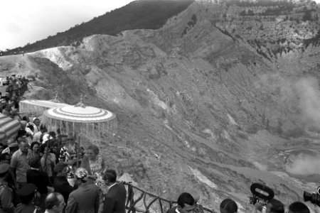 Koningin Juliana en prins Bernhard bij de vulkaan Tangkuban Perahu bij Bandung, Bestanddeelnr 924-8790