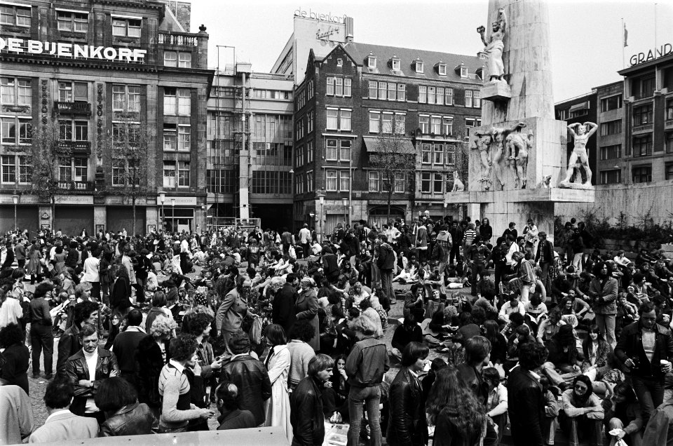 Koninginnedag in Amsterdam popconcert op Dam in Amsterdam grote drukte, Bestanddeelnr 929-6953