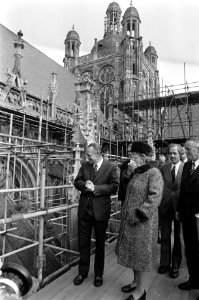 Koningin Juliana bezoekt St. Jans Kathedraal in Den Bosch koningin Juliana en a, Bestanddeelnr 927-5150 photo