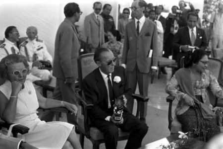 Koningin Juliana en prins Bernhard bezoeken het Paleis te Bogor, Bestanddeelnr 924-8799