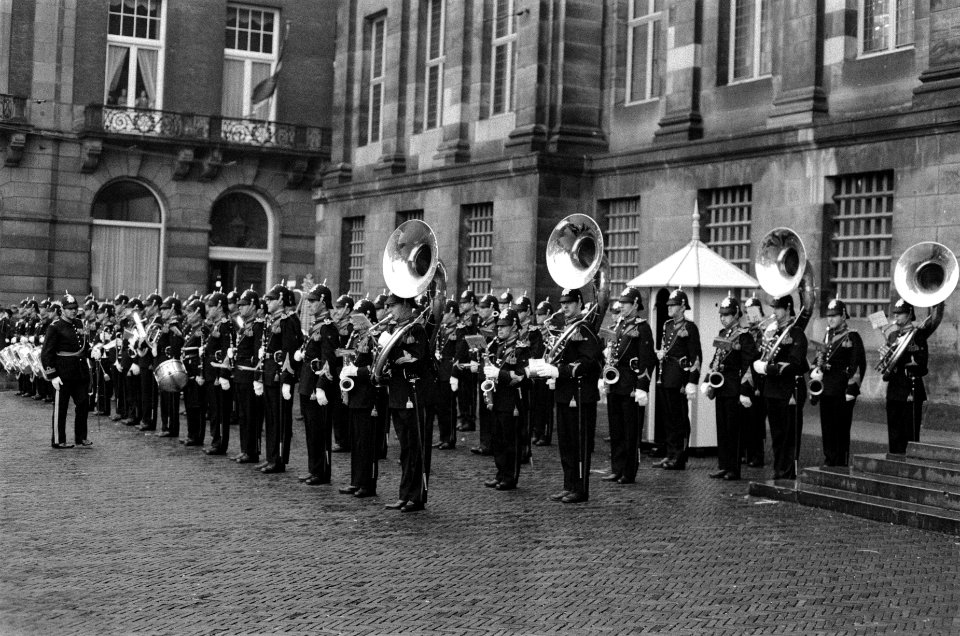 Koningin Juliana en president Heinemann inspecteren de wacht voor het Paleis op , Bestanddeelnr 923-0254