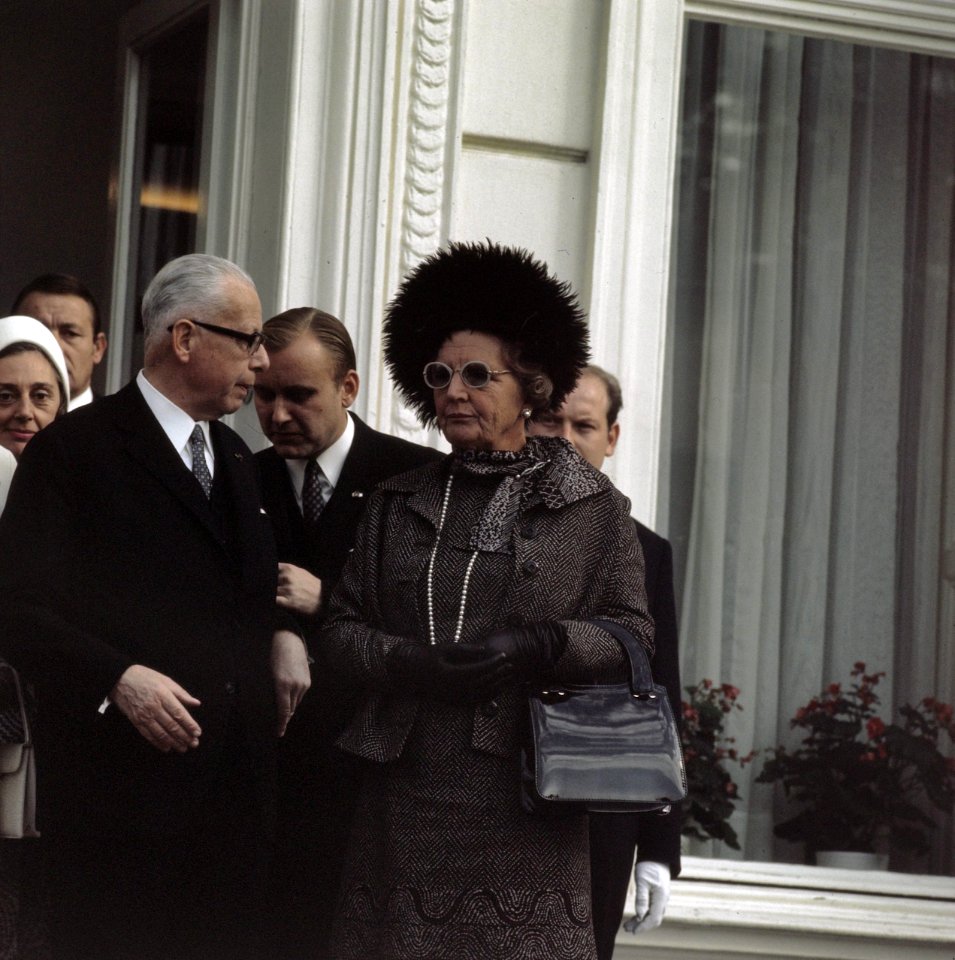 Koningin Juliana en president Heinemann op het bordes van de Villa Hammerschmidt, Bestanddeelnr 254-8982