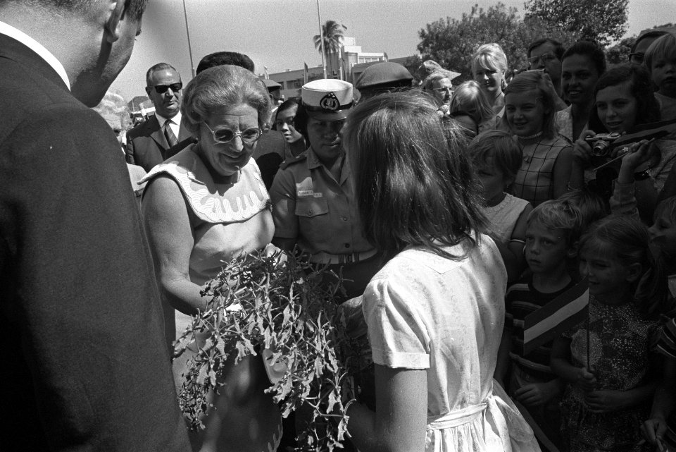 Koningin Juliana en prins Bernhard bezoeken een Nederlandse school in Djakarta, Bestanddeelnr 924-8691