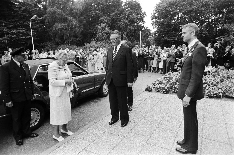 Koningin Juliana bezoekt psychiatrische kliniek Vogelenzang in Bennebroek Hare , Bestanddeelnr 929-8971