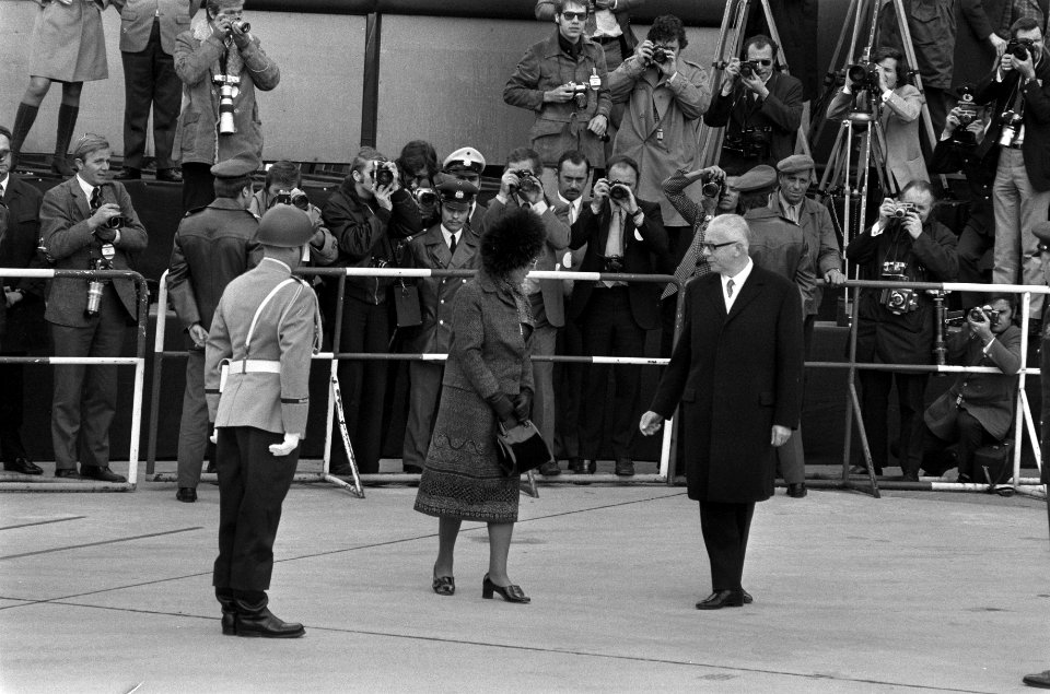 Koningin Juliana en president Heinemann na aankomst op het vliegveld Wahn bij Bo, Bestanddeelnr 925-0778