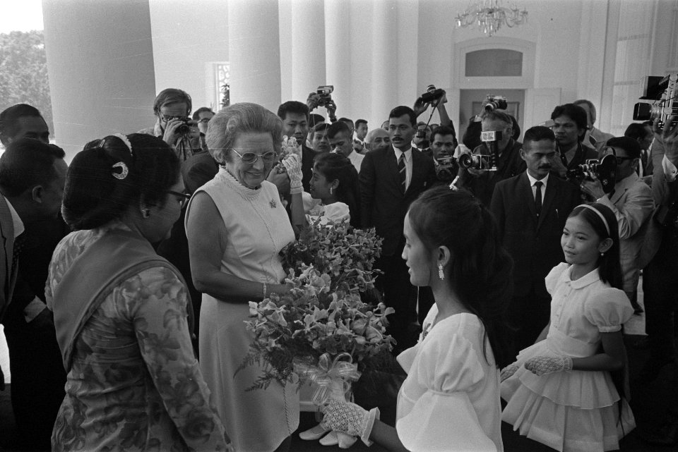 Koningin Juliana en prins Bernhard bezoeken het Paleis te Bogor, Bestanddeelnr 924-8795