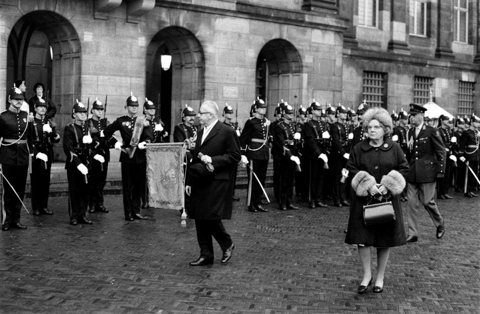 Koningin Juliana en president Heinemann inspecteren de wacht voor het Paleis op , Bestanddeelnr 923-0253