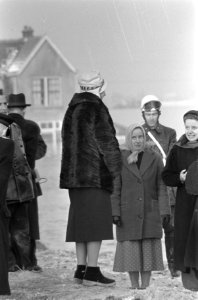 Koningin Juliana bezoekt Tuindorp Oostzaan na de overstromingsramp, Bestanddeelnr 910-9479