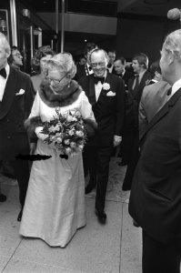 Koningin Juliana en Prins Bernhard bij galadiner in Hilton, Amsterdam begroetin, Bestanddeelnr 928-4148