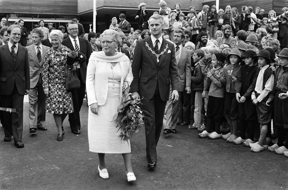 Koningin Juliana bezoekt psychiatrische kliniek Vogelenzang in Bennebroek, Bestanddeelnr 929-8973