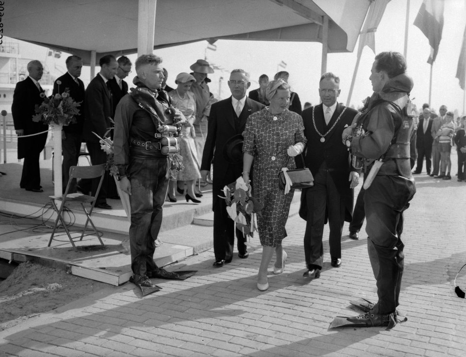 Koningin Juliana brengt een officieel bezoek aan Dordrecht Aankomst van koningi, Bestanddeelnr 909-8253
