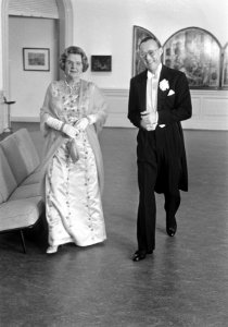 Koningin Juliana en prins Bernhard bij aankomst, Bestanddeelnr 919-9445