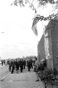 Koningin Juliana en Prins Bernhard bij 25e Dodenherdenking in Scheveningse gevan, Bestanddeelnr 923-8383