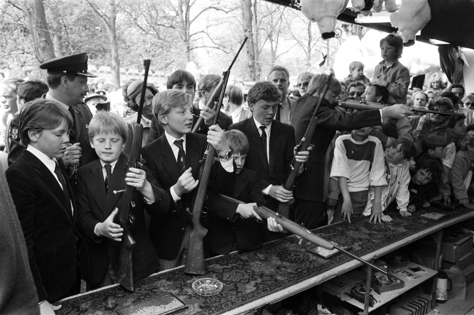 Koninginnedag 1984 in Den Haag Prinsjes in de schiettent (zie 329501), Bestanddeelnr 932-9507