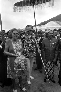 Koningin Juliana en prins Bernhard bij de vulkaan Tangkuban Perahu bij Bandung, Bestanddeelnr 924-8789