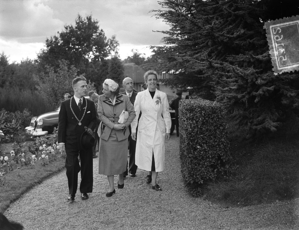 Koningin Juliana bezoekt Limburg. R.K. Landbouwhuishoudschool in Posterholt, Bestanddeelnr 905-3162