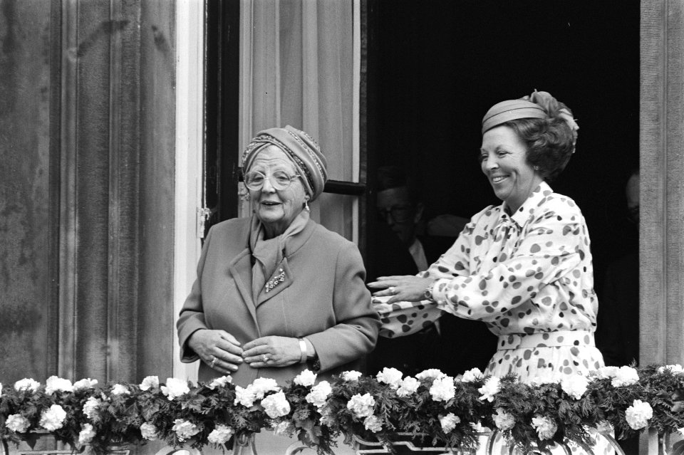 Koninginnedag 1984 in Den Haag Koningin Beatrix leid Prinses Juliana naar op b, Bestanddeelnr 932-9513
