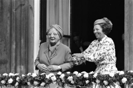 Koninginnedag 1984 in Den Haag Koningin Beatrix leid Prinses Juliana naar op b, Bestanddeelnr 932-9513