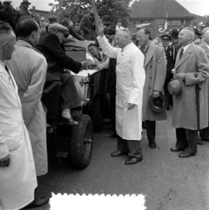 Koningin Juliana en prins Bernhard bezoeken de Kaasmarkt te Woerden, Bestanddeelnr 906-4756