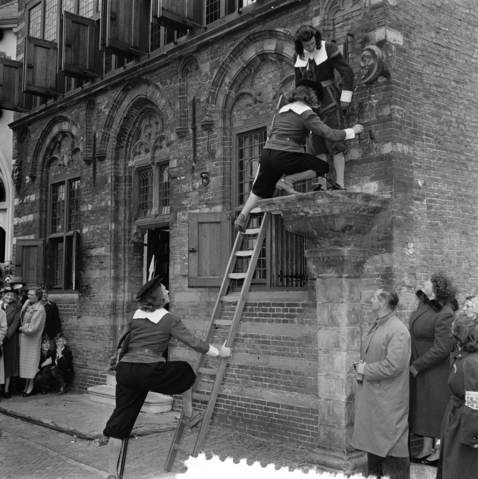 Koningin Juliana en prins Bernhard bezoeken de kaasmarkt in Woerden, Bestanddeelnr 906-4737