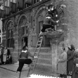 Koningin Juliana en prins Bernhard bezoeken de kaasmarkt in Woerden, Bestanddeelnr 906-4737