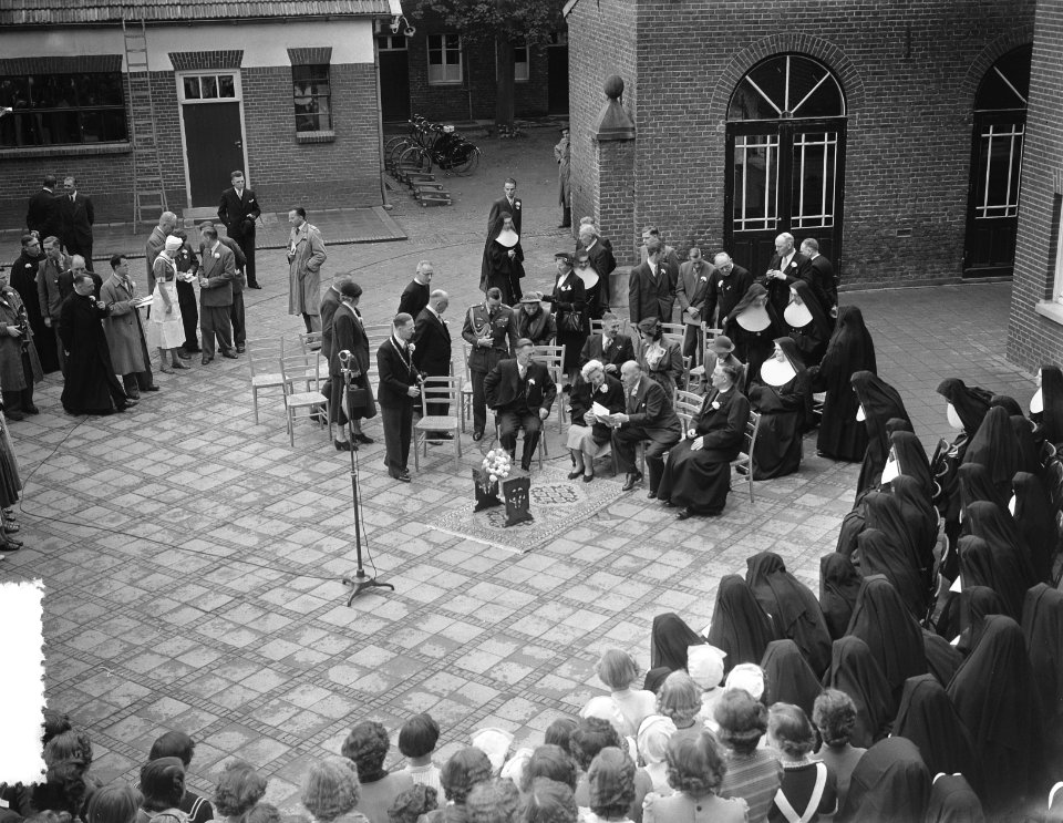 Koningin Juliana bezoekt Limburg. R.K. Landbouw Huishoud en Opleidingsschool in , Bestanddeelnr 905-3175