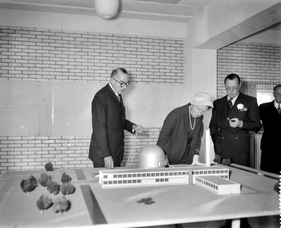 Koningin Juliana en prins Bernhard bezoeken de Technische Hogeschool te Delft, Bestanddeelnr 909-9884