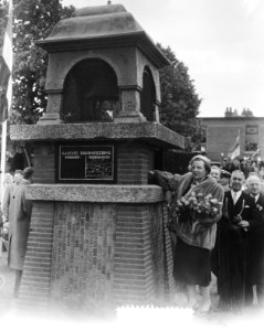 Koningin Juliana en prins Bernhard bezoeken de kaasmarkt in Woerden, Bestanddeelnr 906-4727