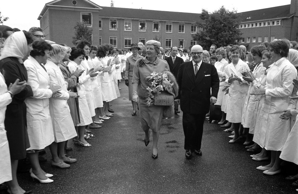 Koningin Juliana bezoekt Nu .... Breda 61 ., Bestanddeelnr 912-7570