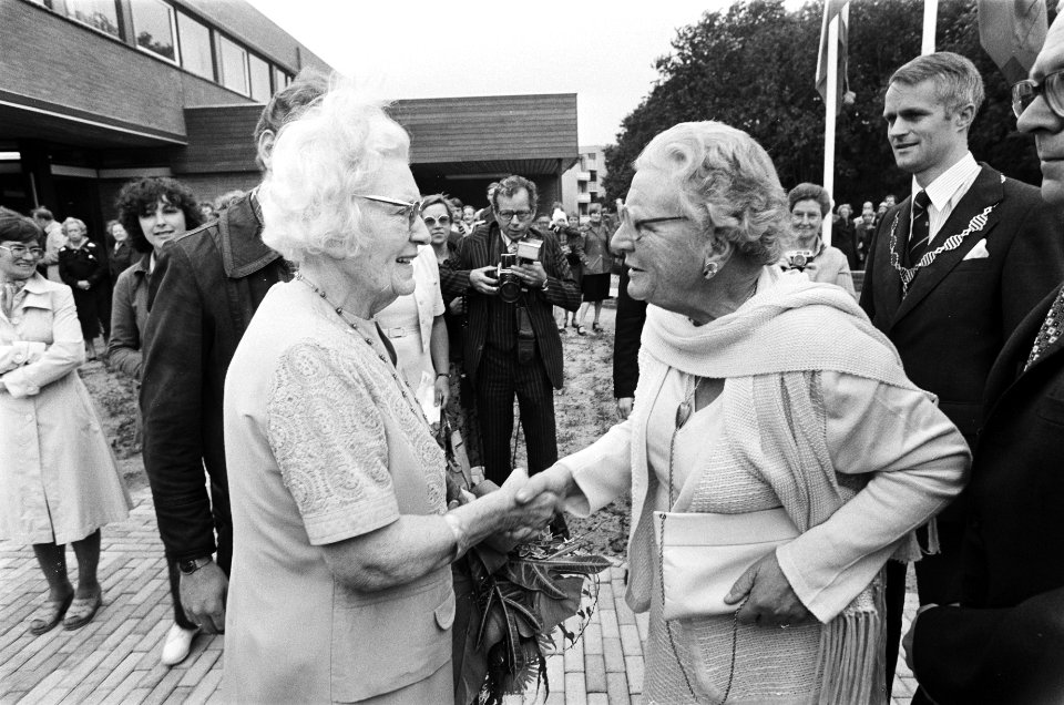 Koningin Juliana bezoekt psychiatrische kliniek Vogelenzang in Bennebroek Hare , Bestanddeelnr 929-8969