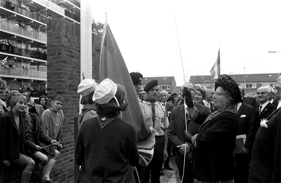 Koningin Juliana bezoekt Oost-Groningen Bij het bezoek aan Hoogezand wordt door, Bestanddeelnr 922-8487