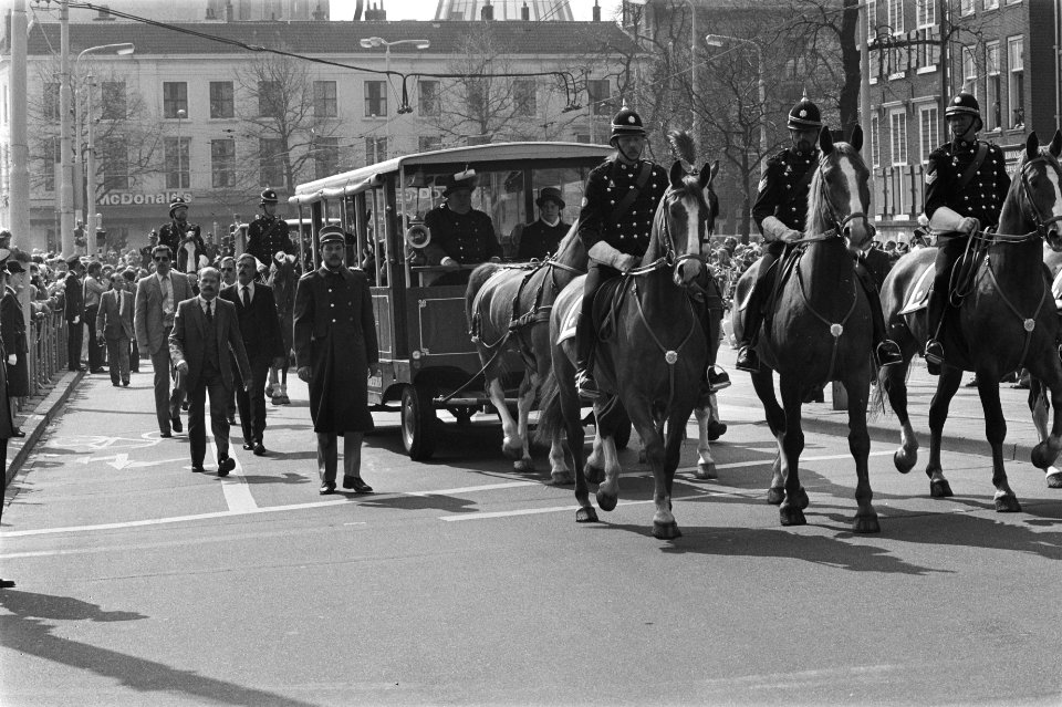Koninginnedag 1984 in Den Haag paardentram met veiligheidsmensen, Bestanddeelnr 932-9514