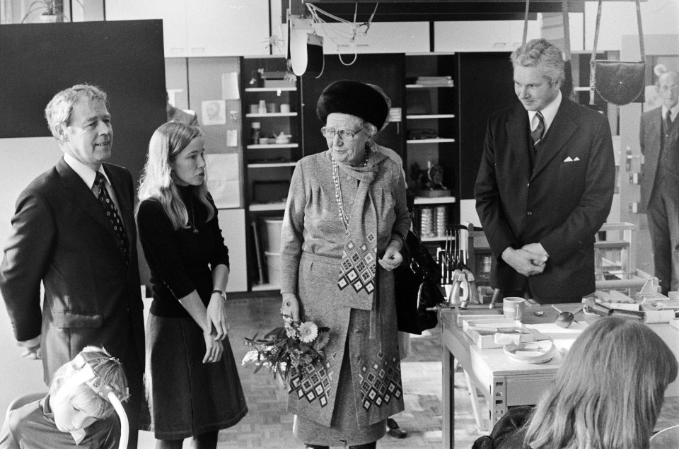 Koningin Juliana bezoekt provincie Zeeland, aan het zeehospitium in Oostkapelle, Bestanddeelnr 928-8406