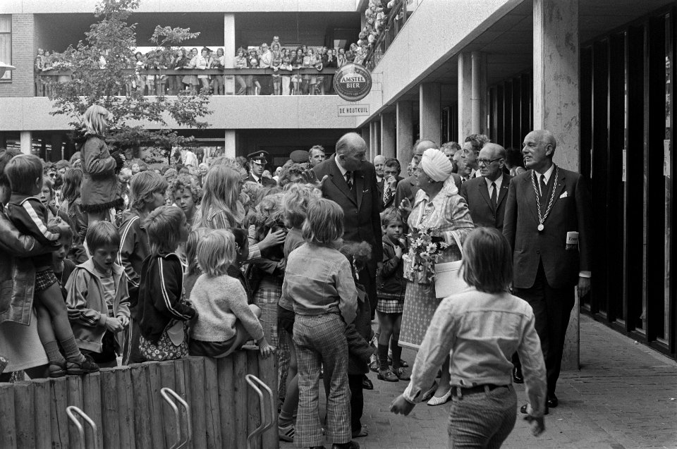 Koningin Juliana bezoekt provincie Drenthe koningin Juliana en burgemeester H, Bestanddeelnr 927-2668