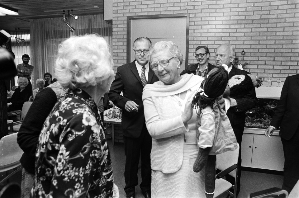 Koningin Juliana bezoekt psychiatrische kliniek Vogelenzang in Bennebroek zij o, Bestanddeelnr 929-8974