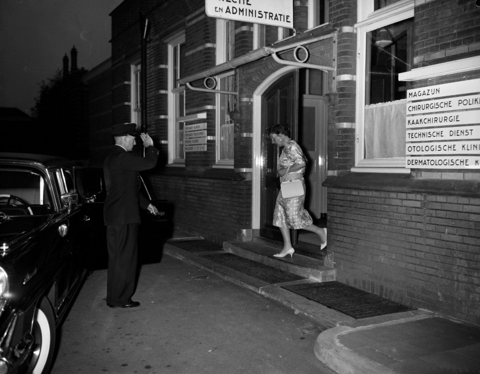 Koningin Juliana bezoekt Prins Bernhard in het ziekenhuis te Utrecht, koningin J, Bestanddeelnr 911-3070