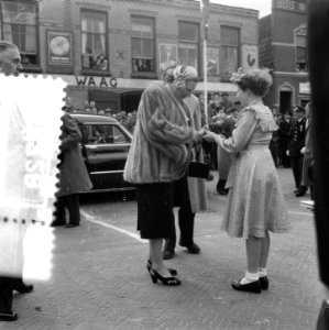 Koningin Juliana en prins Bernhard bezoeken de kaasmarkt in Woerden, Bestanddeelnr 906-4728