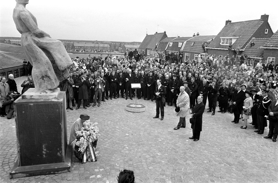 Koningin Juliana bezoekt Urk. Koningin Juliana legt een krans bij het Vissersmon, Bestanddeelnr 921-3438