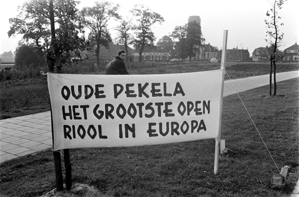 Koningin Juliana bezoekt Oost-Groningen In Oude Pekela staat een bord om te pro, Bestanddeelnr 922-8500