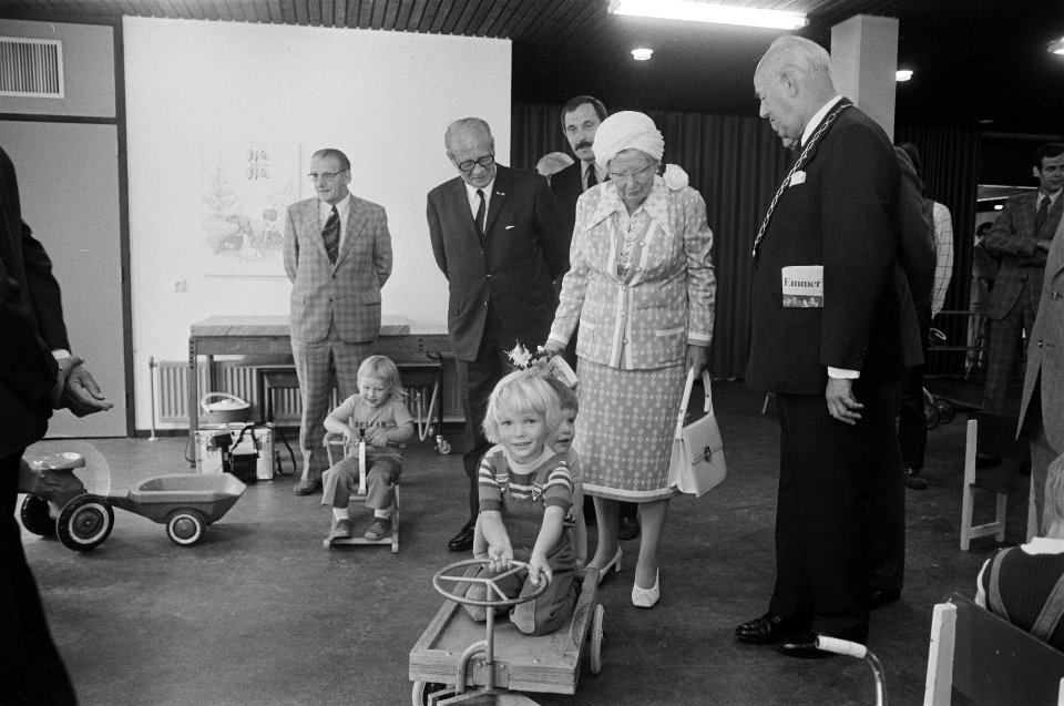 Koningin Juliana bezoekt provincie Drenthe, Bestanddeelnr 927-2676
