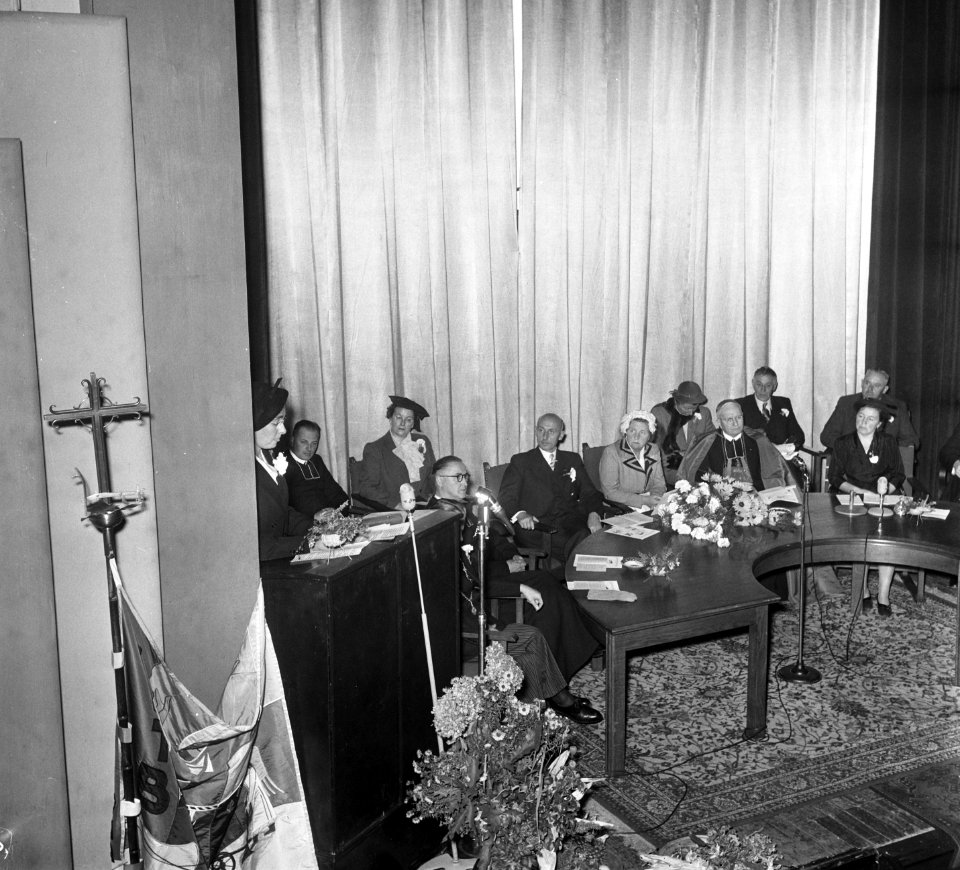 Koningin Juliana bezoekt Limburg. Bijeekomst Boerinnenbord in de Harmonie te Roe, Bestanddeelnr 905-3120